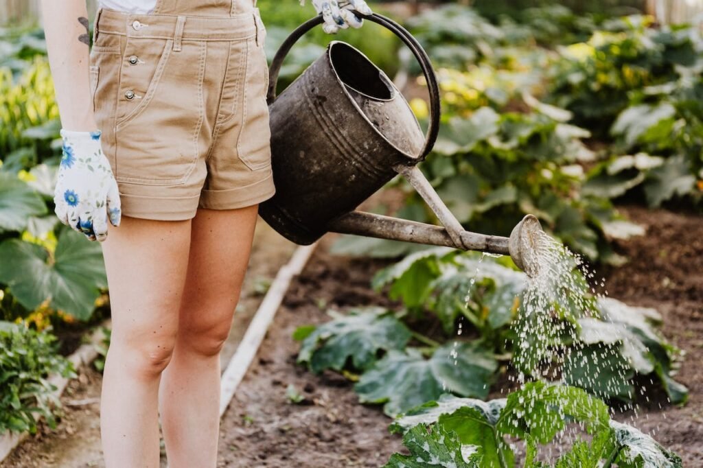 jardinera trabajando gracias a su CV optimizado